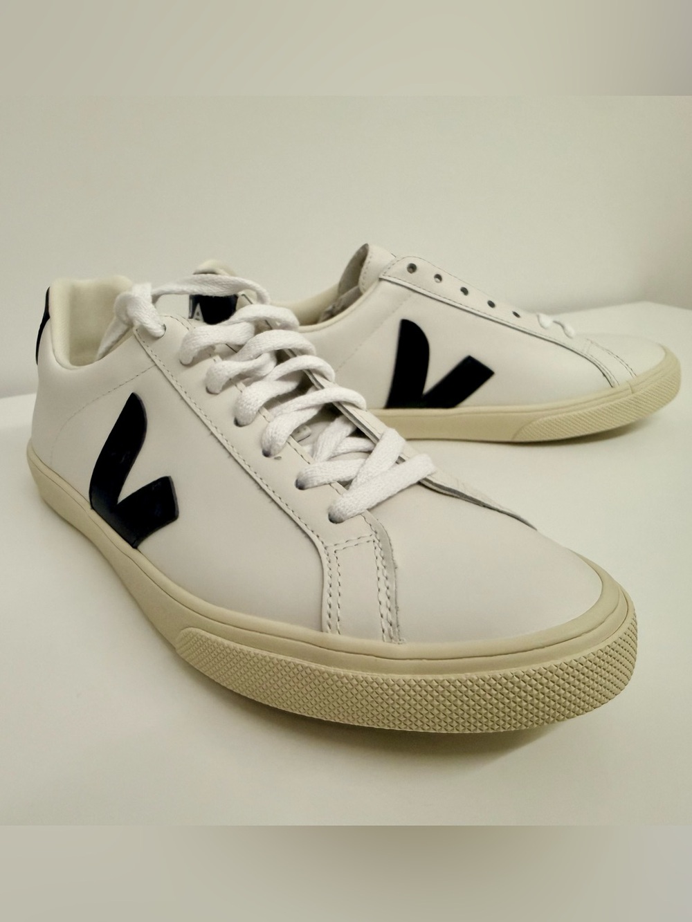 *NEW* VEJA White Leather Sneakers with Black Accent - Size 7 - Picture 4 of 11